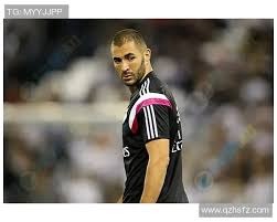 法兰克福球迷在诺坎普球场对巴萨支持者发动投掷袭击